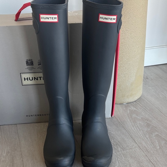 Hunter Women’s Classic Dark Slate Rain Boots - Picture 3 of 4